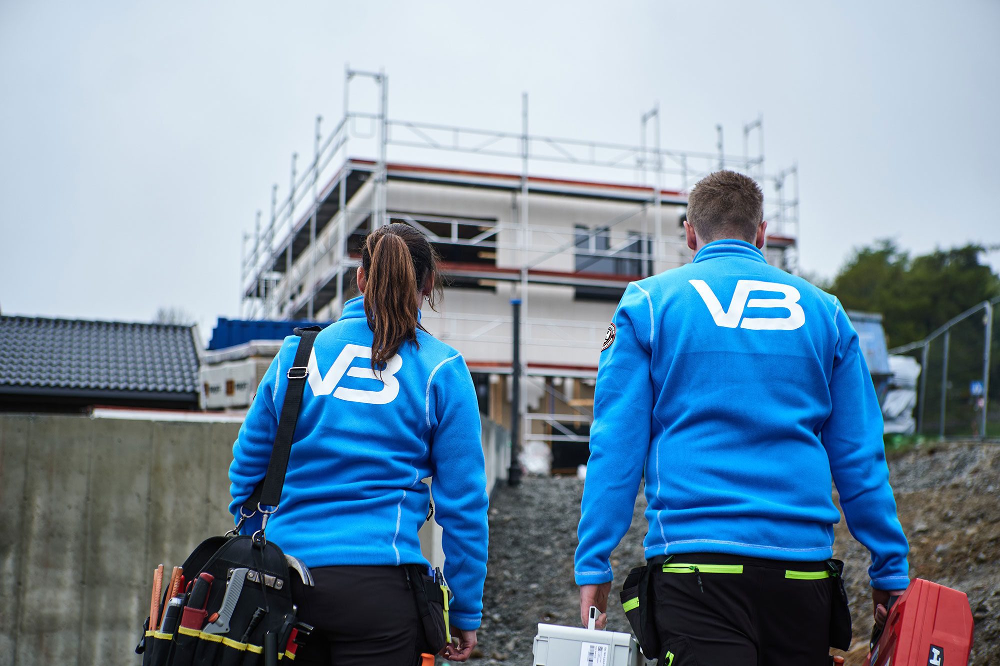 VB-rørleggere på vei inn i et nybygg.